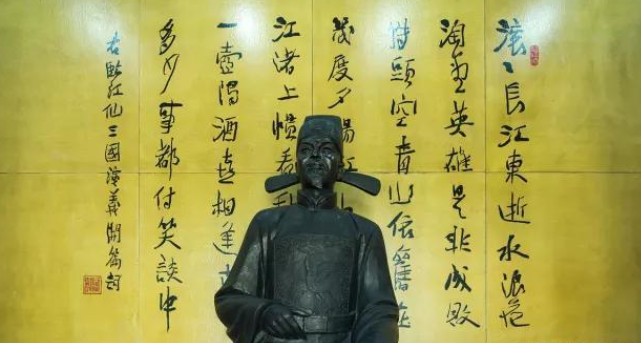 明朝第一才子楊慎寫(xiě)下一首千古絕唱，僅開(kāi)頭兩句，便驚艷了歲月